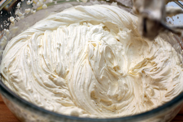 Для начинки взбейте маскарпоне со сливками и сахарной пудрой и начините пирожные.