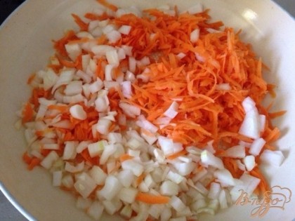 Делаем зажарку - обжариваем лук и морковь.
