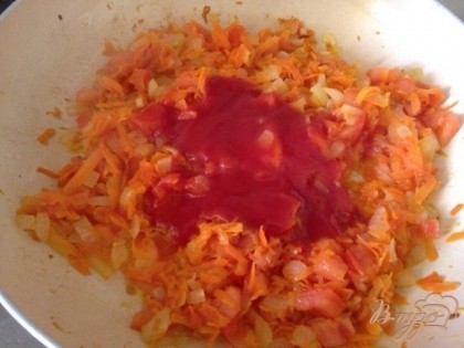 Добавим помидоры и томатный соус к обжаренным овощам.