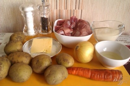 Для приготовления блюда на понадобится картофель, лук, морковь, сыр, мясо, сметана, растительное масло, соль, перец.
