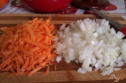 Лук нарезаем кубиками, морковь натираем на тёрке с крупными отверстиями.