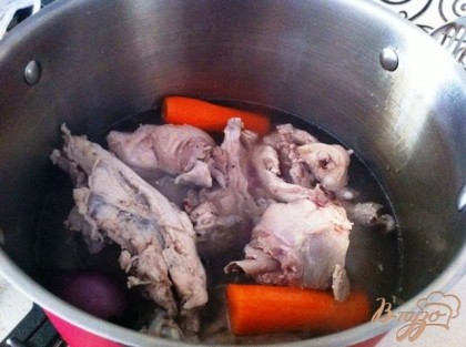 Доводим до кипения курицу, сливаем, промываем и заливаем кипятком, добавляем морковь и варим 30 минут. Сроим и перчим по вкусу.