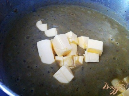 Затем суп пюрируем и добавляем плавленные сырки, мускатный орех.