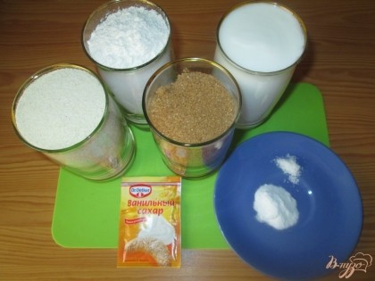 Подготовим все необходимые ингредиенты - по стакану муки, манной крупы, сахарного песка и кефира, а также масло, ванильный сахар, соду и соль.