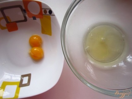 Желтки отделите от белков в разные миски. В миска, где будут взбиваться белки должна быть сухой.