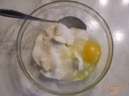 Если масса творожковая сладкая, то сахар не нужно, у меня она домашняя, не сладкая, поэтому я добавила 2-3 ложки сахара. Также добавляем яйцо и перемешиваем.