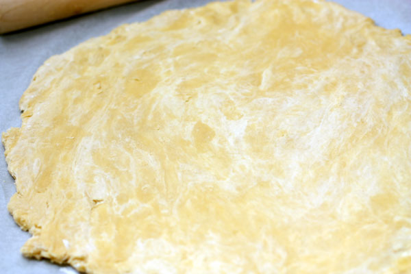 Раскатайте тесто слоем в 5 мм на бумаге для выпечки и уберите в холодильник на 30-40 минут.
