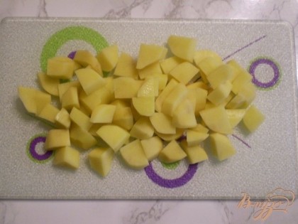 Картофель нужно порезать не большими кубиками.