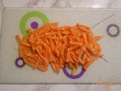 Морковь лучше порезать, и не использовать терку, чтобы она не разварилась в супе и не потеряла форму.