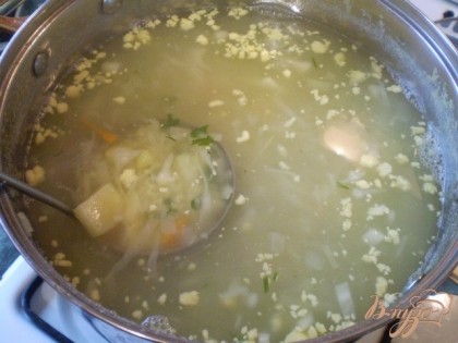 В конце варки кладем рубленные яйца и зелень, провариваем еще минутку и суп готов.