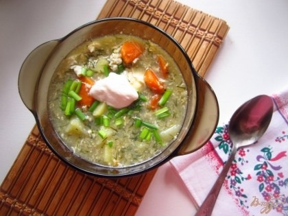 Готово! Подавайте суп со сметаной и зеленым луком.
