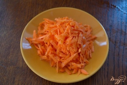Морковь натрите на крупной терке.