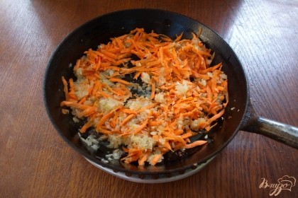 Морковь и лук обжарьте на растительном масле.