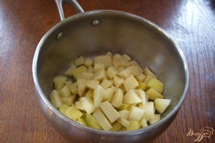 Картофель очистить. Нарезать небольшим кубиком. Залейте кипятком и поставьте варить. У меня ушло 2 л воды.