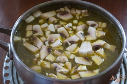 В суп выкладываем зажарку, нарезанные сырые шампиньоны. Варим  6 минут. Проверяем на соль, перец. Доводим суп до готовности и выключаем.