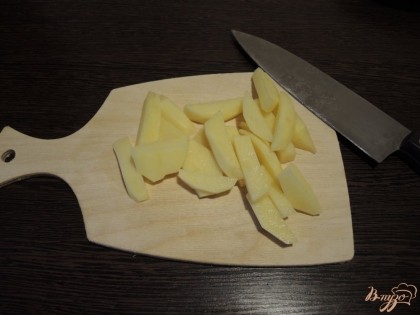 Соломкой нарезаем картофель.