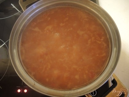 Добавляем зажарку в бульон с рисом и картофелем. Варим суп до готовности всех ингредиентов. В конце добавляем по вкусу соевый соус, лимонный сок и любимые специи.
