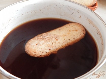 Варим крепкий кофе эспрессо, Охлаждаем. Добавляем в него ликёр.  Каждое печенье окунуть на 5 секунд в кофейную смесь.