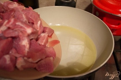В сковороду влейте растительное масло. Обжарьте на нем мясо со всех сторон.