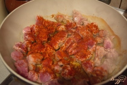 К мясу добавьте специи к мясу,соль, перец. Перемешайте и пусть жарится.