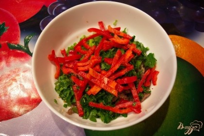 Нарезаем выбранную вами зелень, болгарский перец. Лучше если перец будет красного цвета. Он вкуснее чем зеленый и ярче по цвету, что придает праздничность салату.