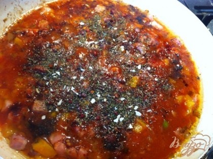 Вливаем томатный соус и приправы. Варим около 10 минут на медленном огне.