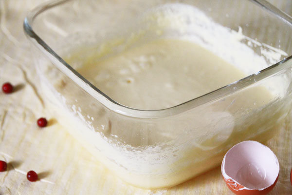 В большой миске тщательно разотрите мягкое масло, мёд и яйца с помощью миксера. Масса должна получиться гладкой и однородной. Подмешайте кунжут.