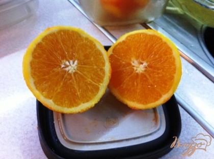 В горячей воде моем апельсины и разрезаем пополам.