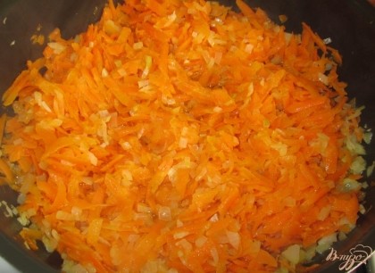 Морковь натереть на терке, лук мелко порезать. Обжарить на подсолнечном масле до прозрачности.