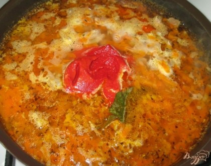 После закипания добавить томатную пасту.
