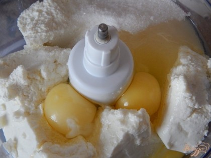 Отправляем в блендер творог, яйца, сахар, ванилин. тщательно пробиваем блендером.