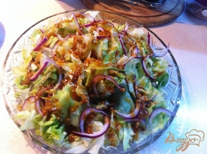 В плоскую тарелку горкой выкладываем салат и сверхц перышки лука, обильно поливаем соусом.