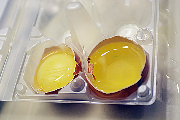 Отделите белок от желтка (если готовим омлет для малыша до года).
