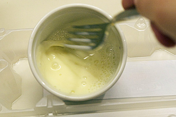 Взбейте в керамической мисочке желток с 30мл молока.  Для малыша старше года взбиваем молоко с целым яйцом.
