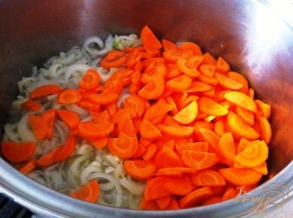 Добавляем порезанную морковь и слегка обжариваем.