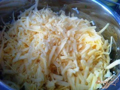 Трем на терку отваренные яйца и сыр. Смешиваем начинку, солим и перчим по вкусу.
