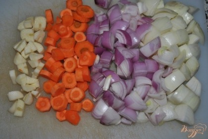 Очистить и нарезать чеснок, лук и морковь
