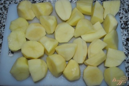 Очистить картофель и нарезать на 2 или 4 части