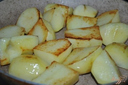 Обжарить картофель на сильном огне до золотистой корочки(до полуготовности)