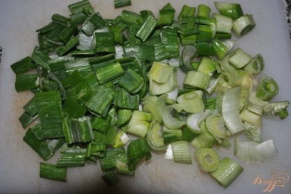 Нарезать зеленый лук, добавить в суп и варить еще 5-7 минут, добавив огонь на максимум.