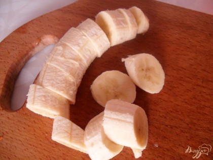 Банан нарезать кусочками и заморозить.