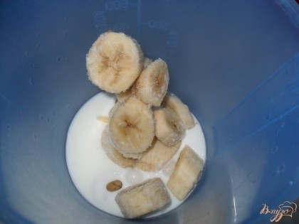 в чашу влить кефир, добавить бананы замороженные и сахар