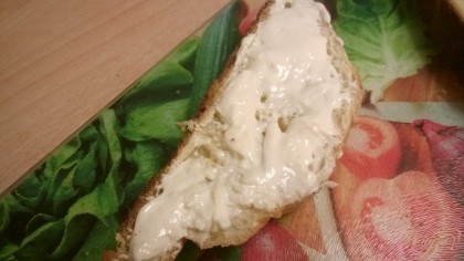 два кусочка хлеба намазать плавленым сыром, с одной стороны.