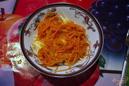 Корейскую морковку отбросить на сито, чтоб стекла лишняя жидкость. Добавить саму морковку в салатник.