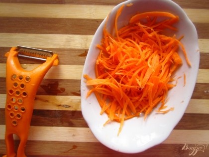 Морковь очистить и натереть с помощью овощечистки на длинные полоски.