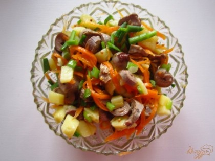 Смешайте в миске: корейскую морковь, зеленый лук, картофель, сердце, перемешайте.