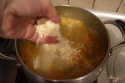 В кипящий бульон забрасываем обжаренные овощи. Варим 5 минут. Теперь забрасываем в суп мучную крошку, при этом следует постоянно помешивать, чтоб крошка не взялась крупным комом.