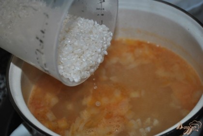 Промыть и добавить в суп рис