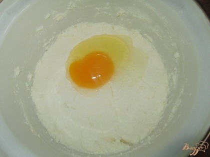 Добавляем яйцо и хорошо перемешиваем.