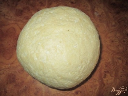 Вымешиваем тесто, оно станет очень мягким и податливым. Скатываем из него шар оставляем его на 30 минут.